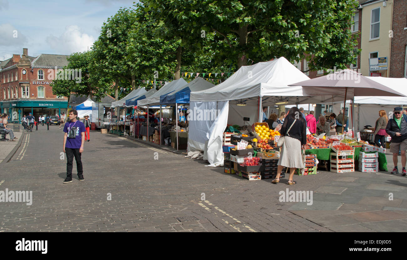 Shoppers market stalls hires stock photography and images Alamy
