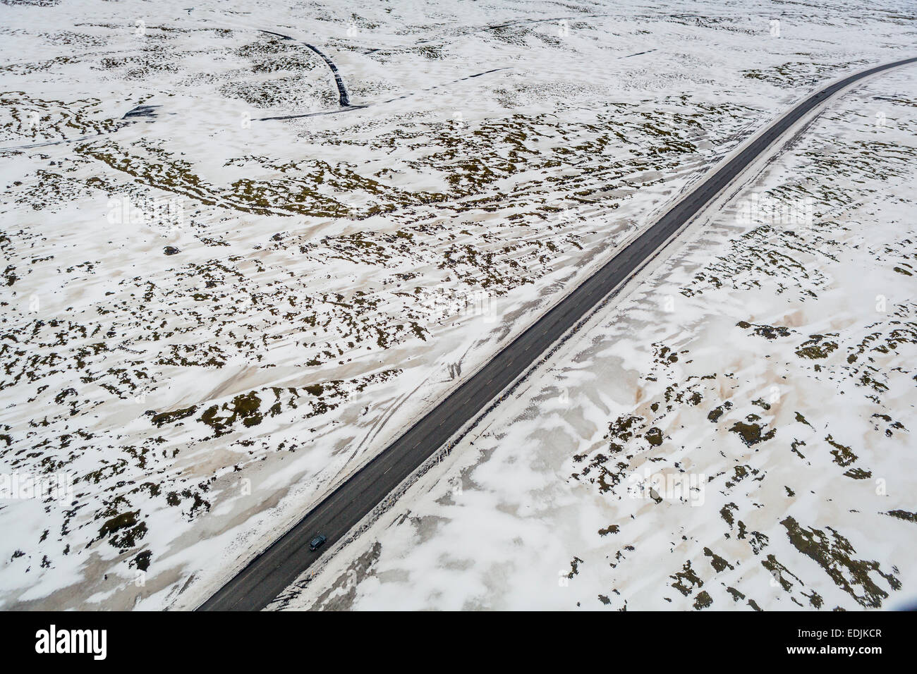 Empty road snow mountains hi-res stock photography and images - Alamy