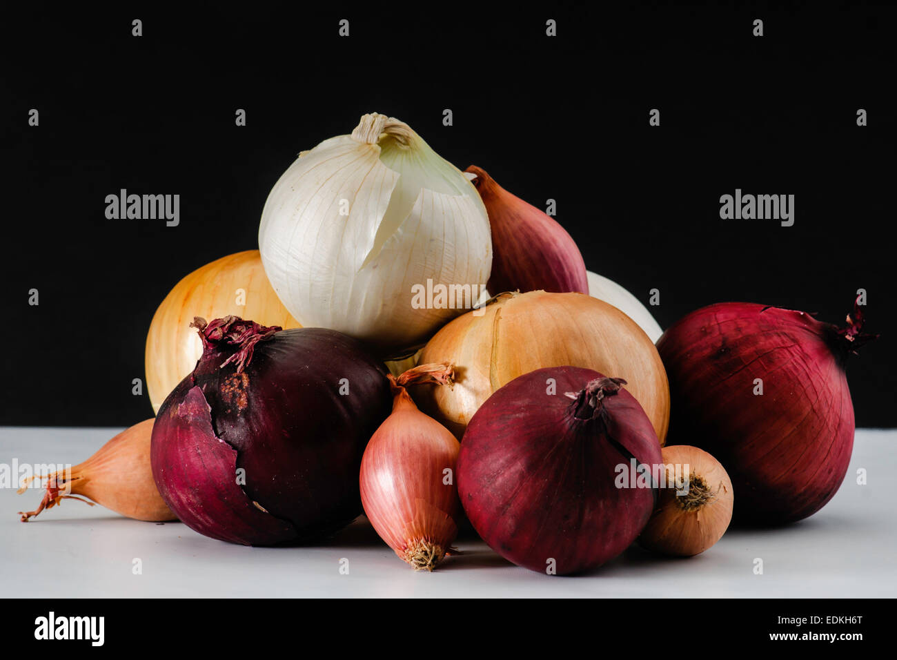 Bunch white onions isolated hi-res stock photography and images - Alamy