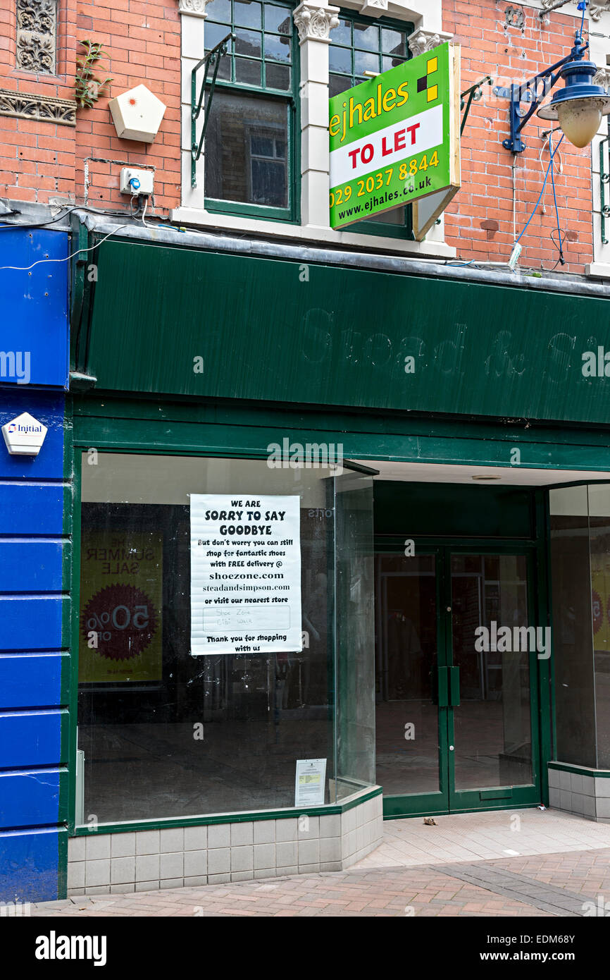 To let sign over closed down Stead and Simpson shoe shop with notice Sorry to Say Goodbye, Abergavenny, Wales, UK Stock Photo