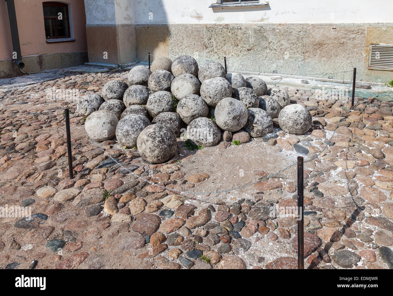 Old stone cannon balls hi-res stock photography and images - Alamy