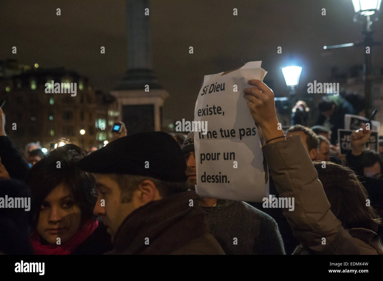 London, UK. 7th January, 2015. Londoners gather in Trafalgar Square to honour the Charlie Hebdo victims Credit:  Zefrog/Alamy Live News Stock Photo