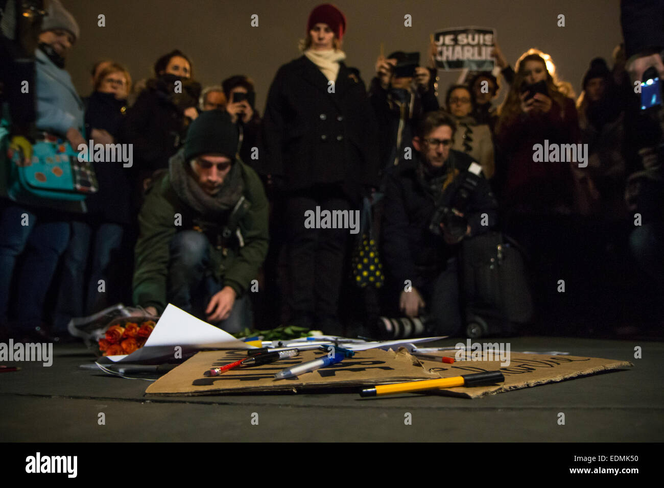 London, UK. 7th January, 2015. Londoners gather in Trafalgar Square to honour the Charlie Hebdo victims Credit:  Zefrog/Alamy Live News Stock Photo