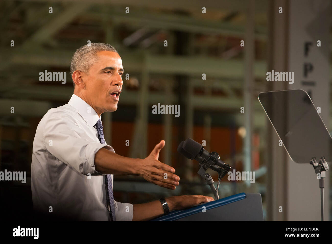 Wayne, Michigan, USA. President Barack Obama speaks at Ford's Michigan Assembly Plant. Obama celebrated car manufacturers' resurgence since the 2009 government bailout of the auto industry. Credit:  Jim West/Alamy Live News Stock Photo