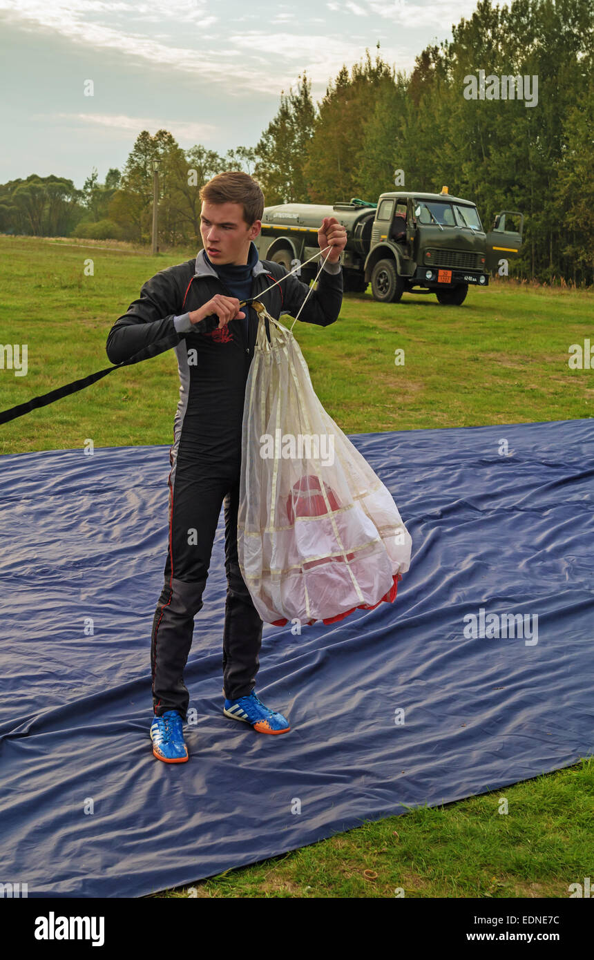Parachutists 2014. Packing of parachute Stock Photo Alamy