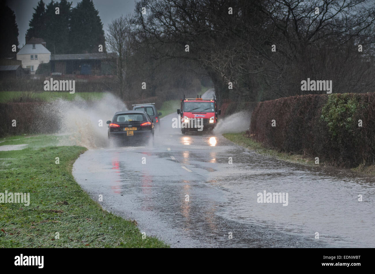 Netherfield, East Sussex, UK. 8th January 2015. Torrential overnight rain makes for hazardous driving conditions in the country lanes with many floods Stock Photo