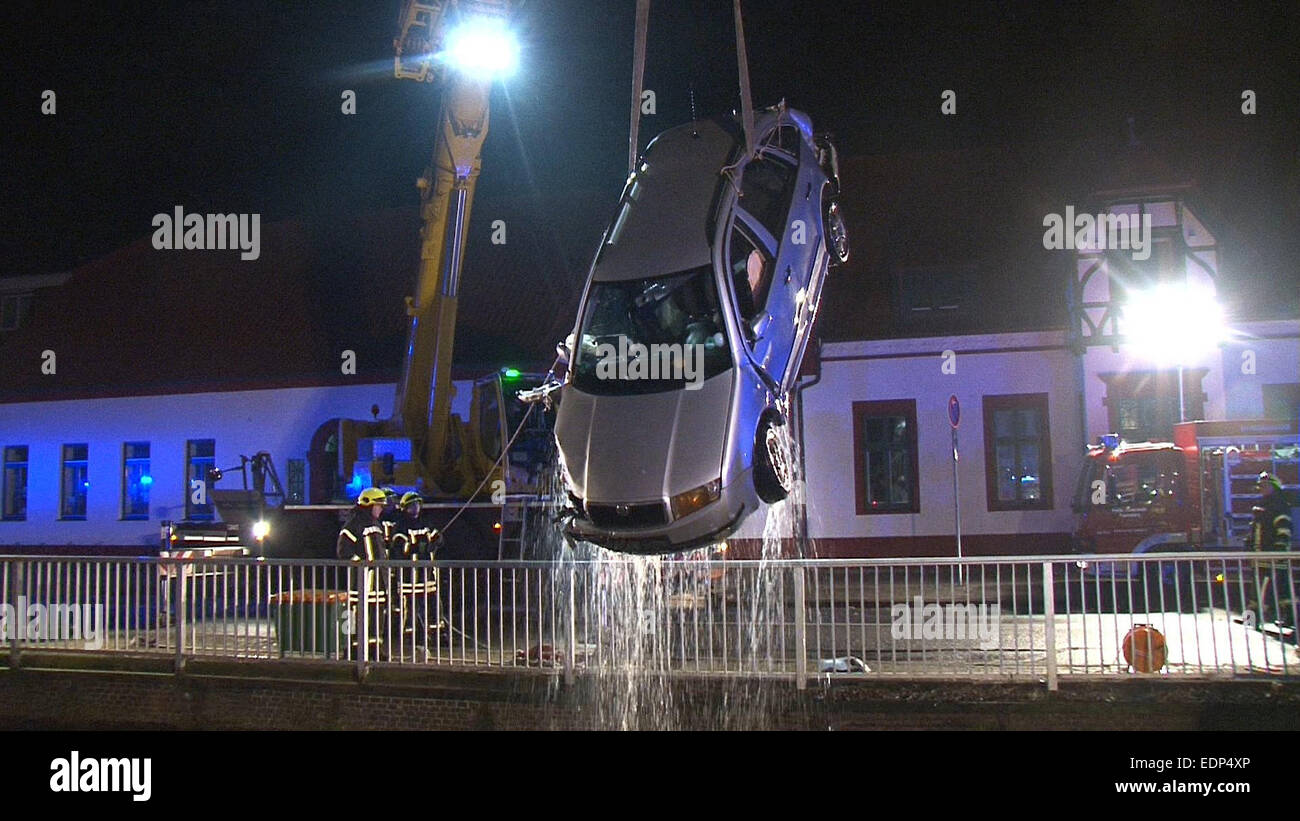 Papenburg, Germany. 08th Jan, 2015. Overnight an automobile was salvaged from a canal in Papenburg, Germany, 08 January 2015. What caused the car to deviate from the road, go over the curb and graze a tree. The car then broke through a guardrail and fell into a 9-meter wide, 16-meter long, and 3-meter deep gate chamber. After approximately 45 minutes the injured motorist was rescued by divers with the fire department. Photo: NORD-WEST-MEDIA TV/dpa/Alamy Live News Stock Photo