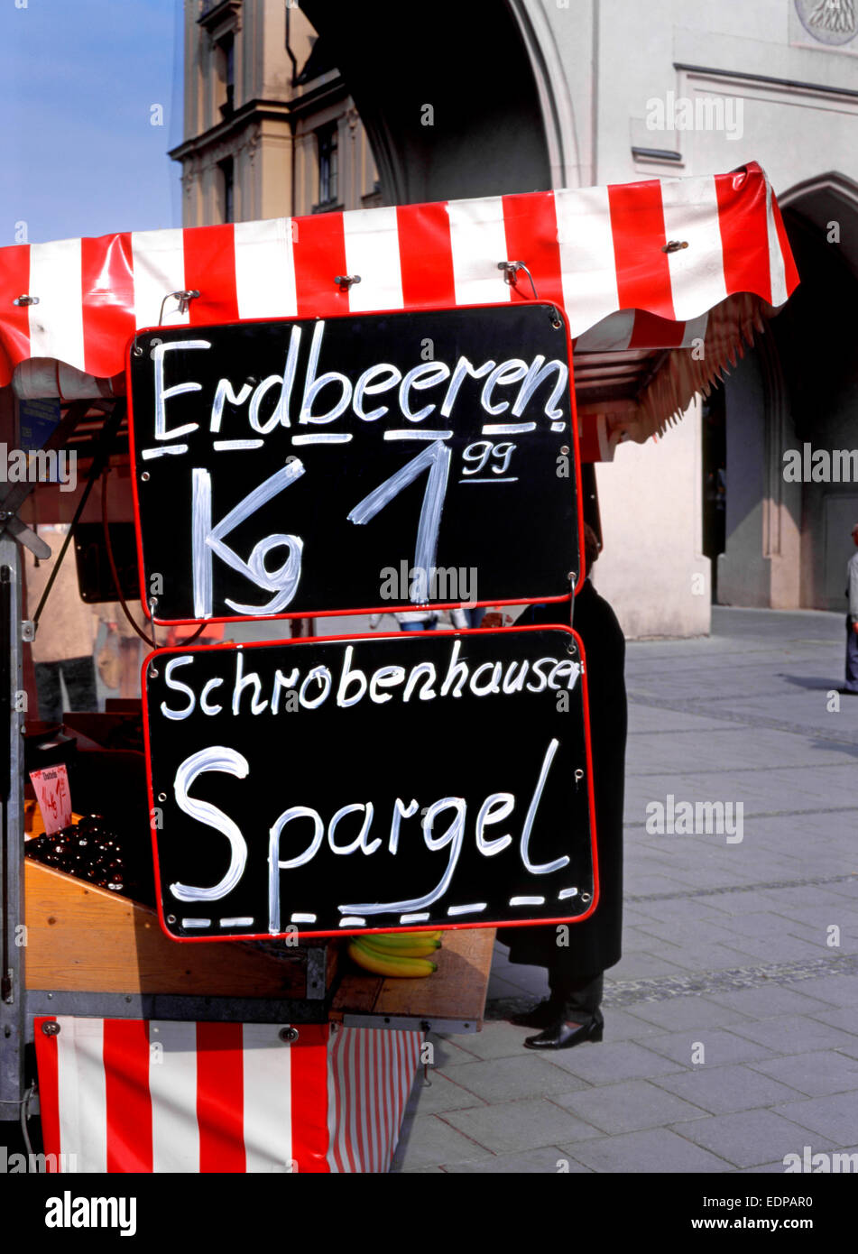 Munich, Bavaria, Germany. Stall selling Strawberries (Erdbeeren) and Asparagus (Spargel) Stock Photo