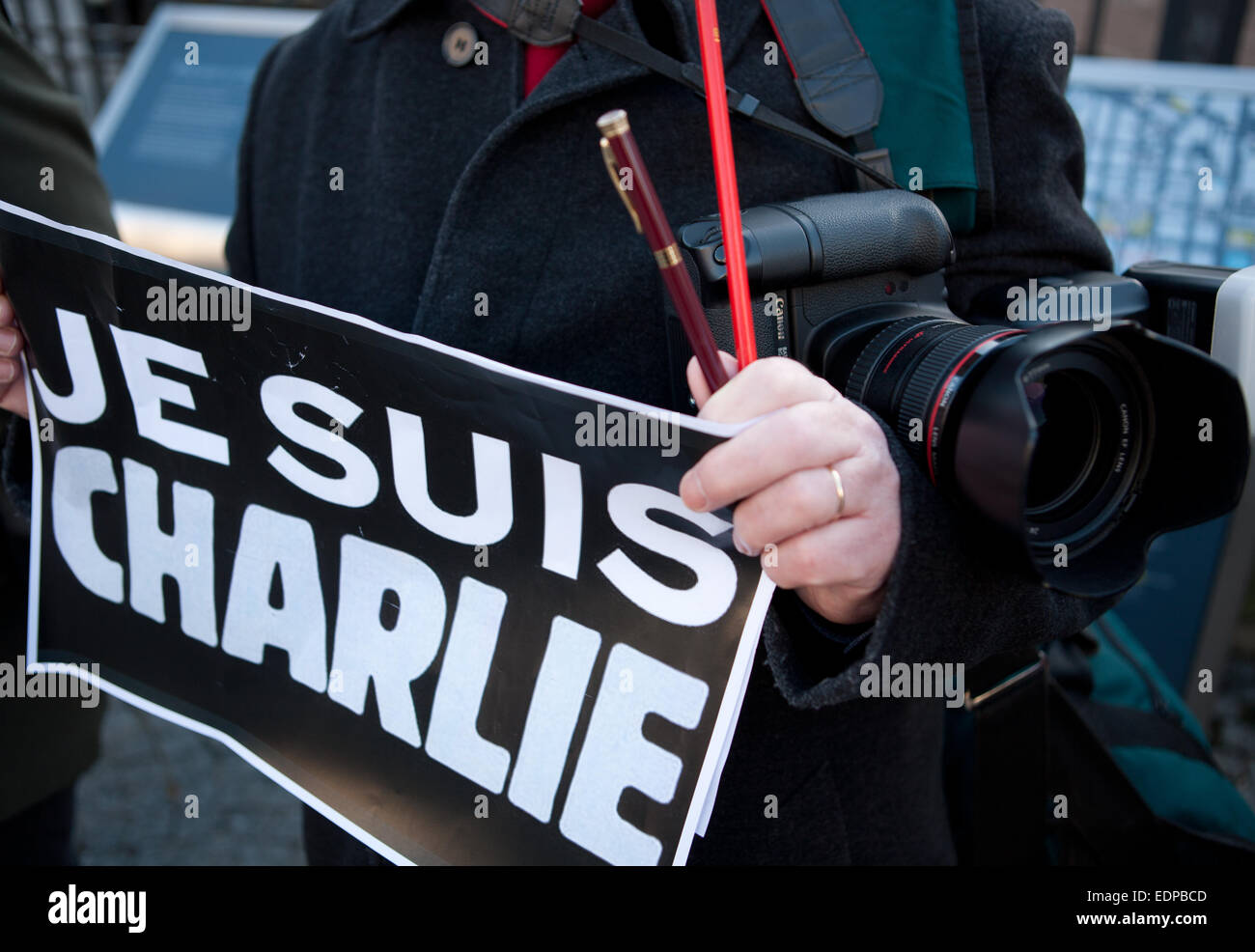 Belfast, UK. 8th January, 2015. member of the NUJ and Amnesty International holding a Je Suis Charlie posters outside Belfast City Hall. the Silent Vigil was held in Remembrance of those killed in the Paris Attack Credit:  Bonzo/Alamy Live News Stock Photo
