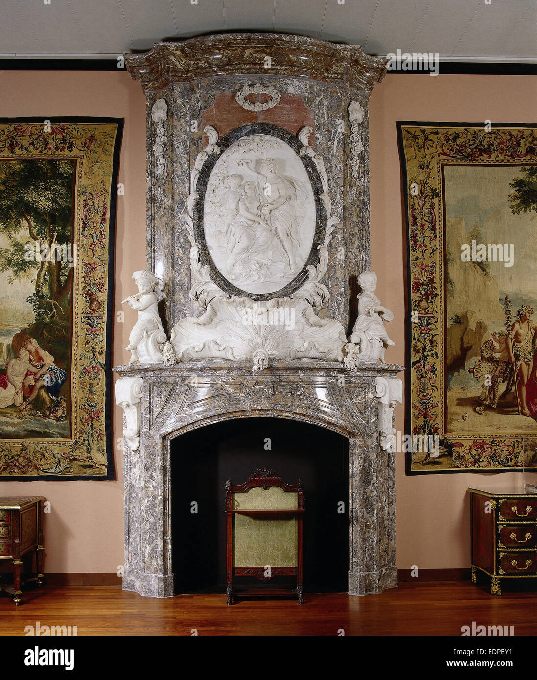 Mantel piece art hi-res stock photography and images - Alamy