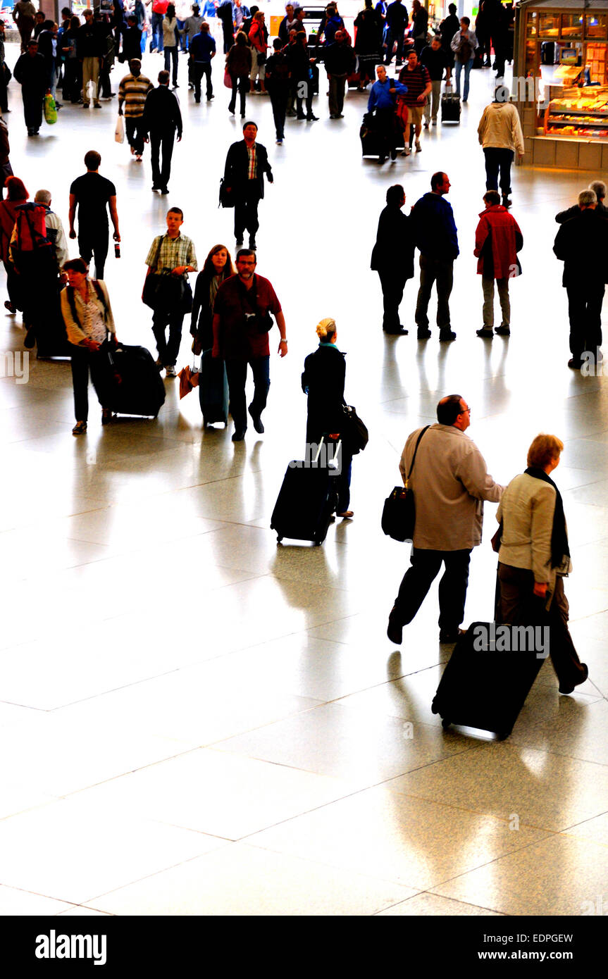 Munich, Bavaria, Germany. Munchen Hauptbahnhof (main railway station). Travelers with luggage Stock Photo