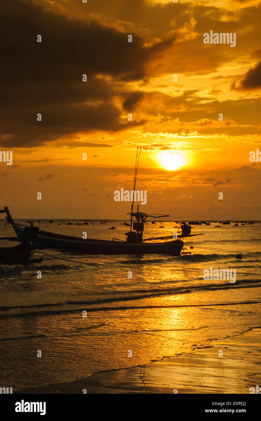 Silhouette boat at beach and sunset Stock Photo - Alamy