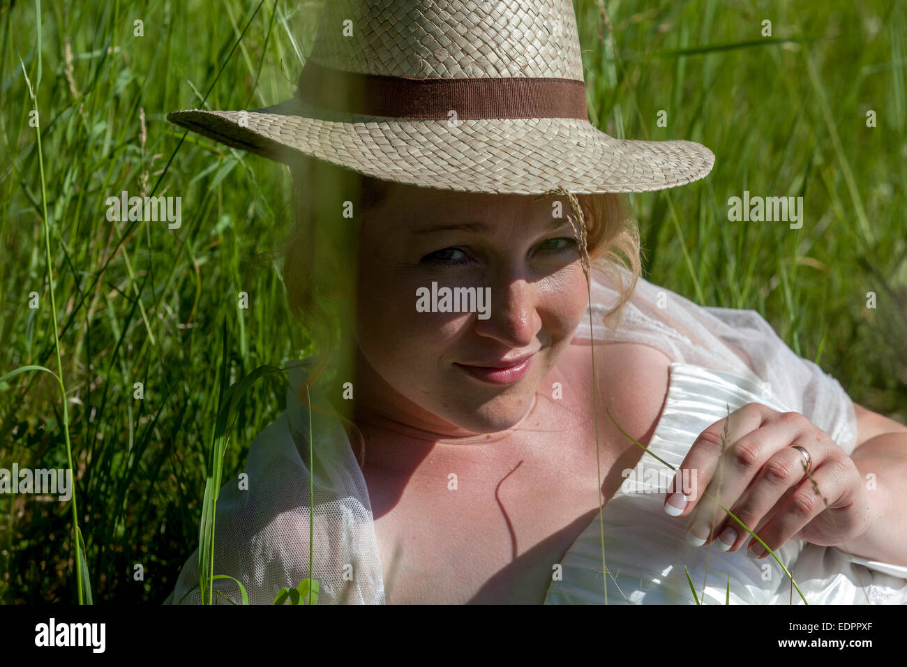 Portrait of woman straw hat in meadow Stock Photo - Alamy
