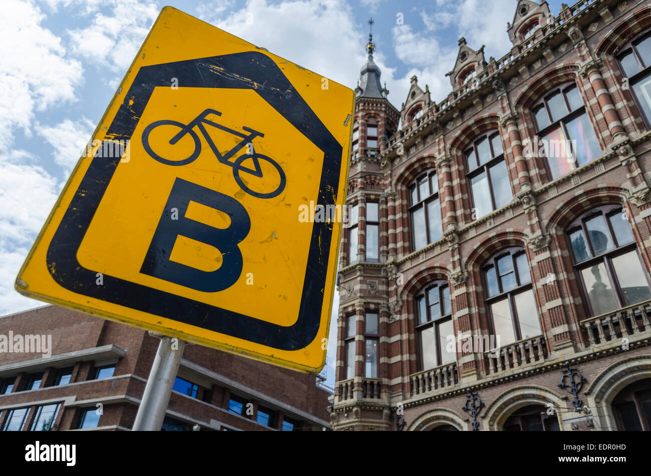 Bicycle sign hi-res stock photography and images - Alamy