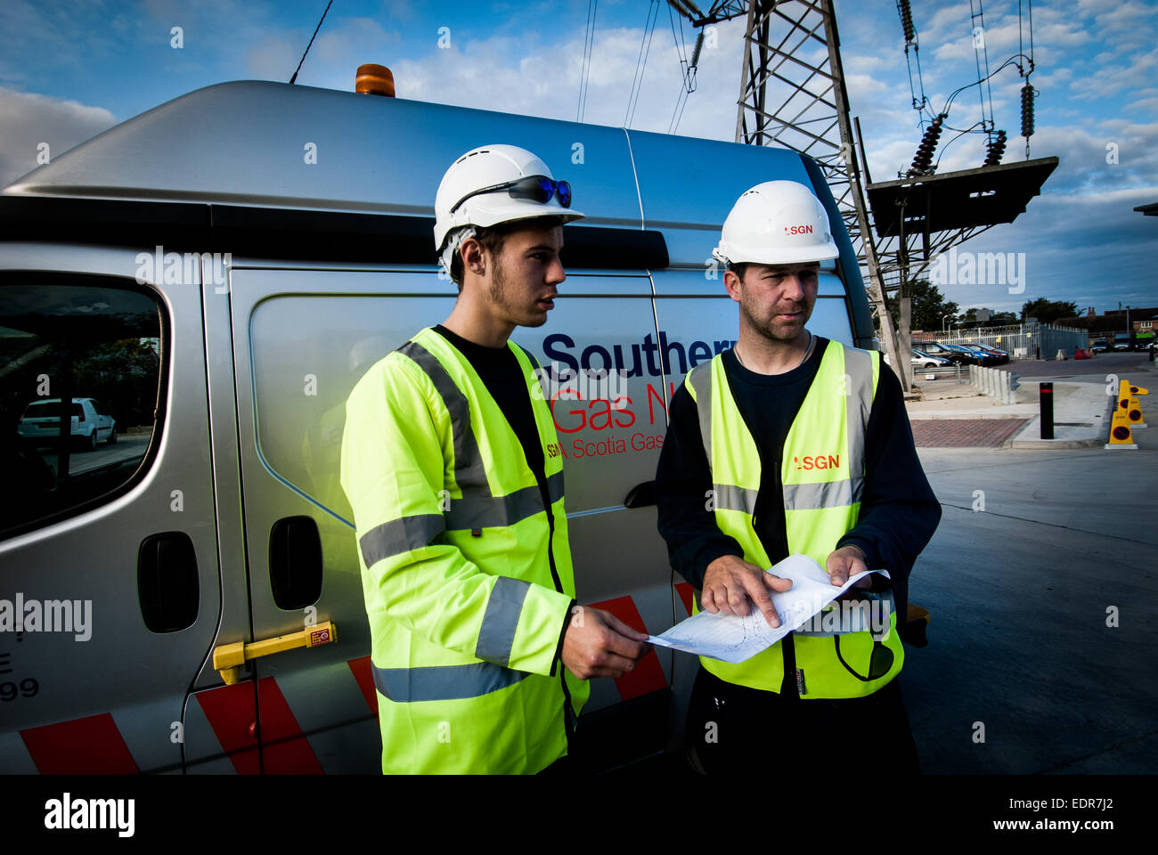 Southern Gas Network gas workers looking at plan of site in Kidlington, Oxfordshire Stock Photo
