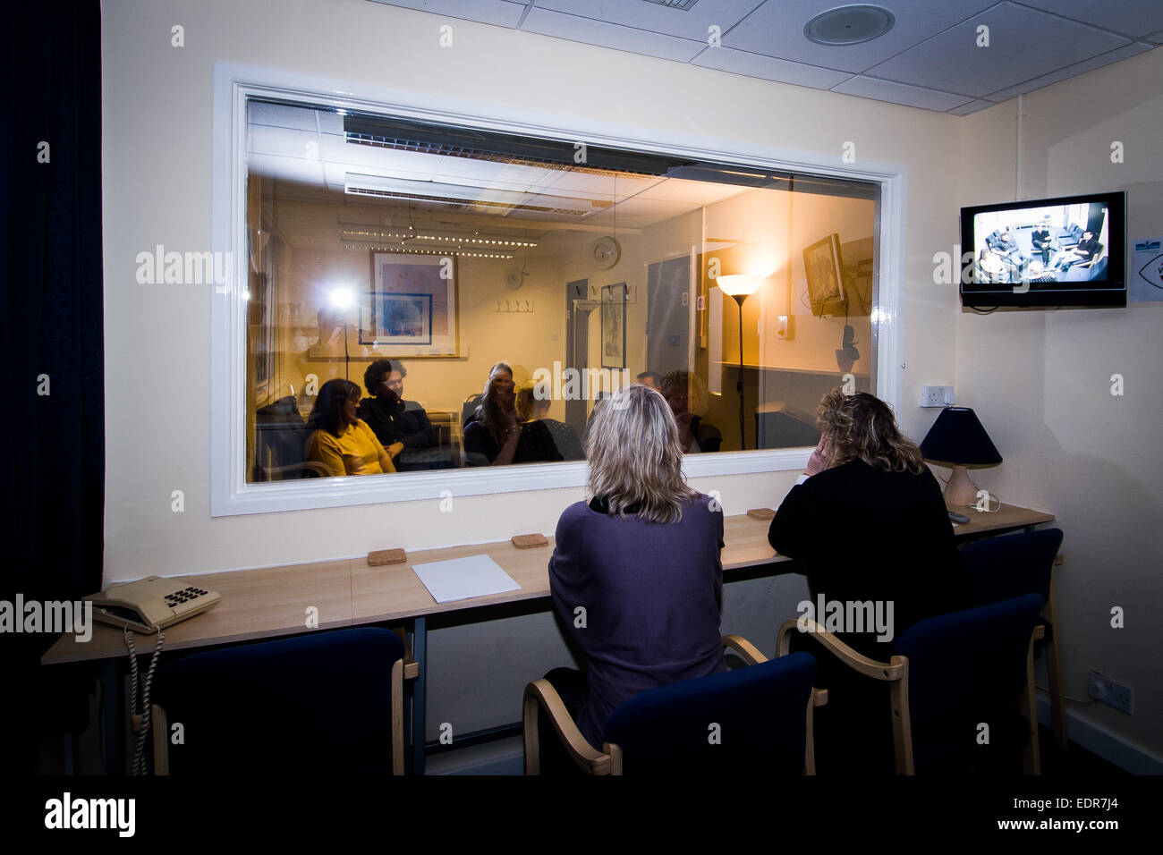 Two way mirror therapy observation studio Stock Photo - Alamy