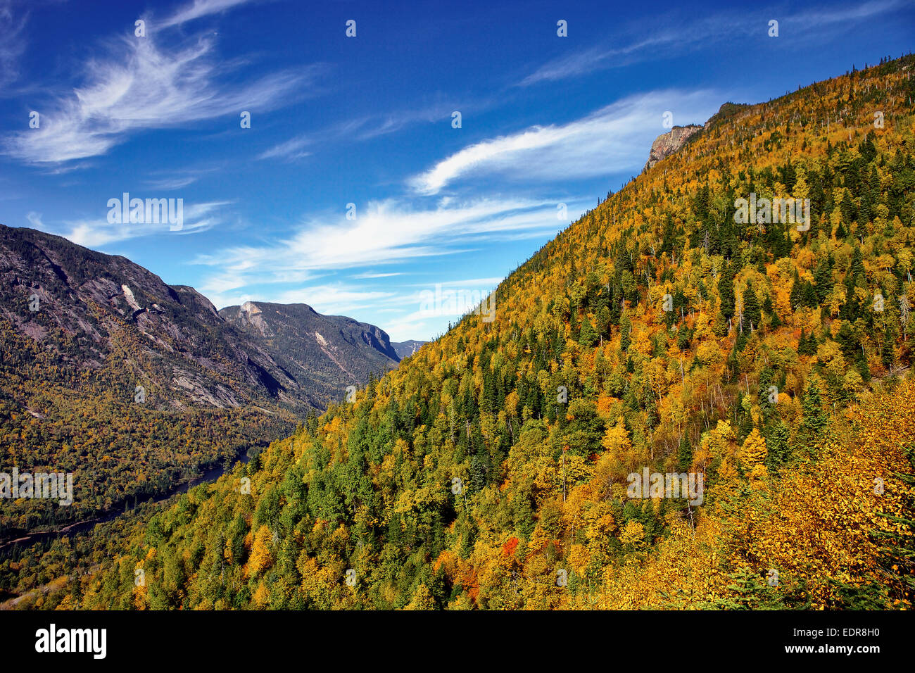 Le parc des grands jardins wrapped in autumn colors. On the north coast