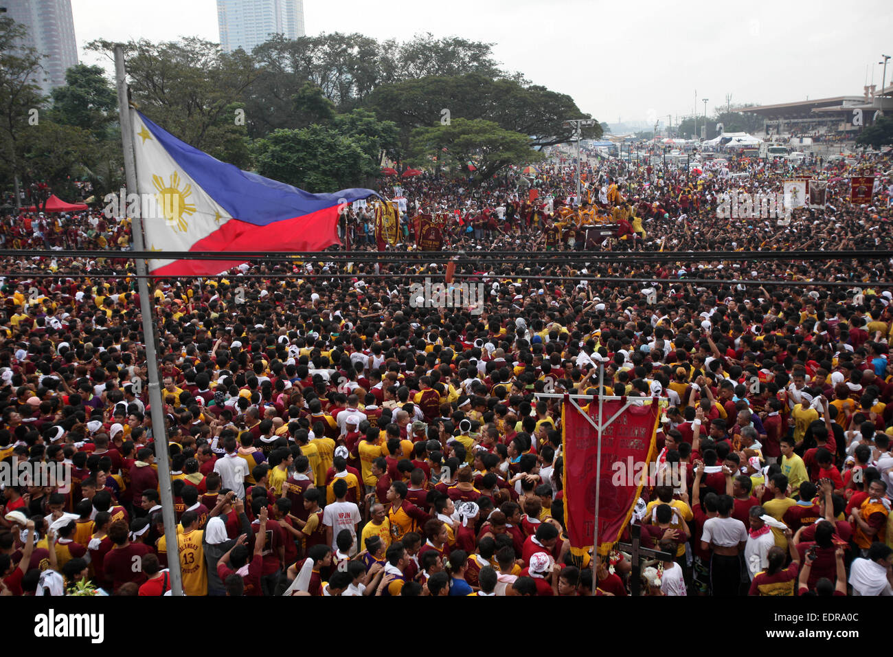 Manila, Philippines. 9th Jan, 2015. Devotees try to touch the life-size statue of the Black Nazarene during the annual feast of the Black Nazarene in Manila, the Philippines, Jan. 9, 2015. The Black Nazarene, a life-size wooden statue of Jesus Christ carved in Mexico and brought to the Philippines in the 17th century, is believed to have healing powers in this country. Authorities said about 500,000 people participated in the procession that started in Manila's Rizal Park. Credit:  Rouelle Umali/Xinhua/Alamy Live News Stock Photo