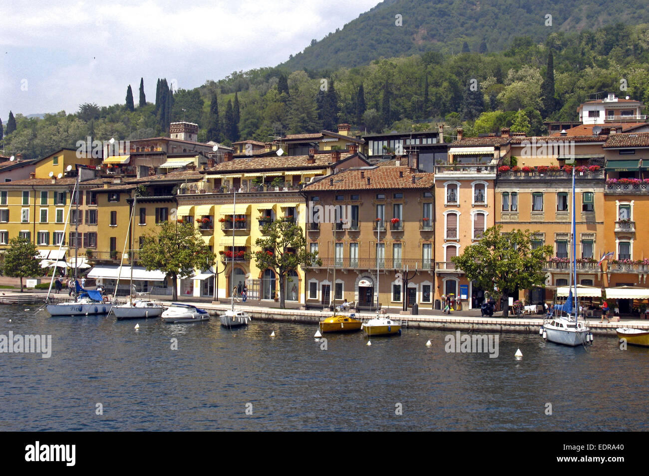 Italien Lombardei Gardasee SalÛ Salo Stadtansicht Hafen Europa Lago Di Garda Haeuser Promenade Hafenpromenade Hafenbecken Fremde Stock Photo