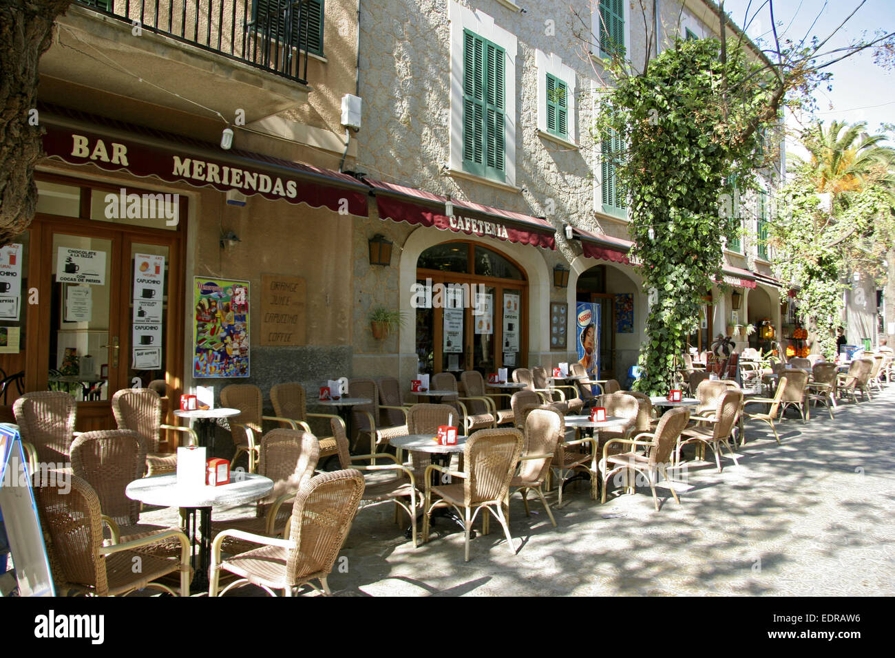 Spanien Mallorca Valdemossa Strassencafe Bar Cafeteria Gasse Insel Balearen Baleareninsel Ortschaft Hausfassade Malerisch Idylli Stock Photo