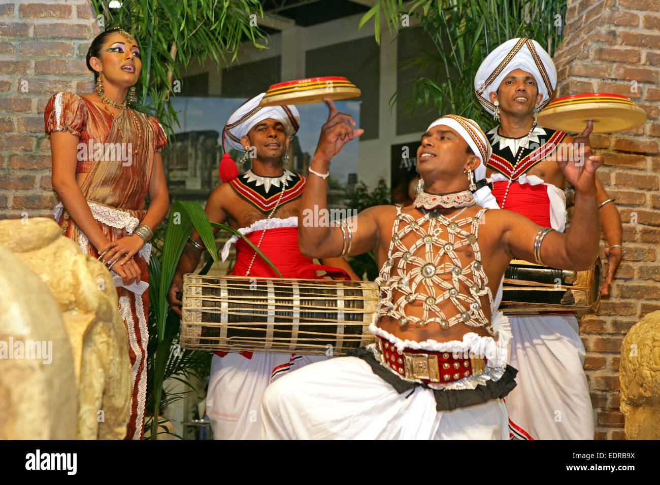 Sri Lanka Ceylon Mann Frau Taenzerin Musiker Trommel Show Tracht Kostuem Kleidung Einheimische Tradition Traditionell Brauch Kul Stock Photo