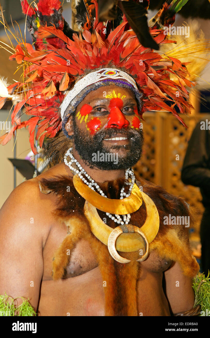 Papua-neuguinea Mann Gesichtsbemalung Kopfschmuck Portrait Papua Neu Guinea Pazifik Ureinwohner Gesicht Bemalt Schminke Traditio Stock Photo