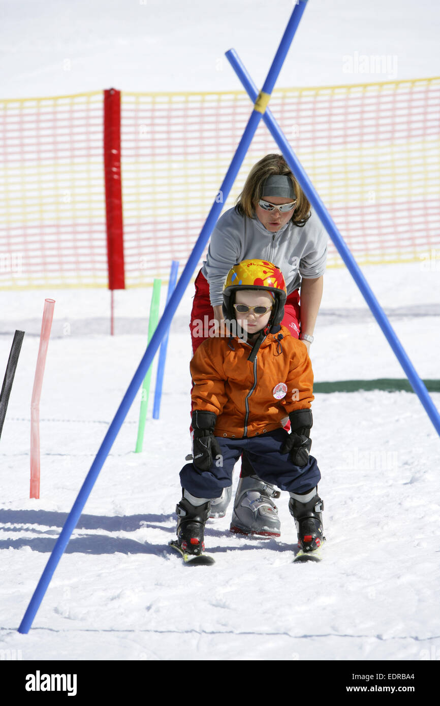Skipiste, Skischule, Skilehrer, Skilehrerin, Kind, Kinder, Winter, Wintersport, Anfaenger, Skifahrer, Kinderskischule, Kinder-Sk Stock Photo