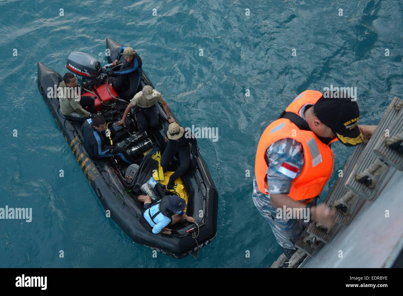 Java Sea, Indonesia Friday. 9th Jan, 2015. Indonesian Navy divers prepare to lift the tail of AirAsia Flight 8501 in Java sea, Indonesia Friday, Jan. 9, 2015. Indonesia said it had found the tail of AirAsia Flight QZ8501, potentially marking a major step towards locating the plane's black boxes and helping shed light on what caused it to crash into the sea 10 days ago. © Adek Berry/Pool/Xinhua/Alamy Live News Stock Photo