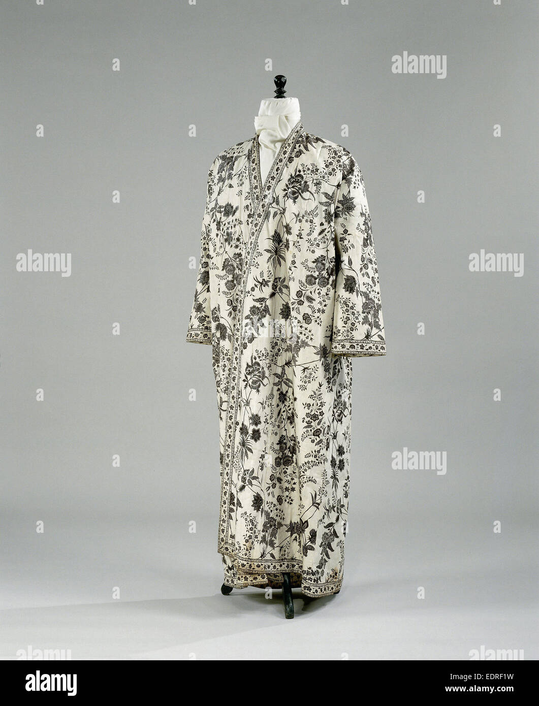 Robe of chintz with floral motif on white ground, lined with white cotton printed with a pattern of brown acorns, Anonymous Stock Photo