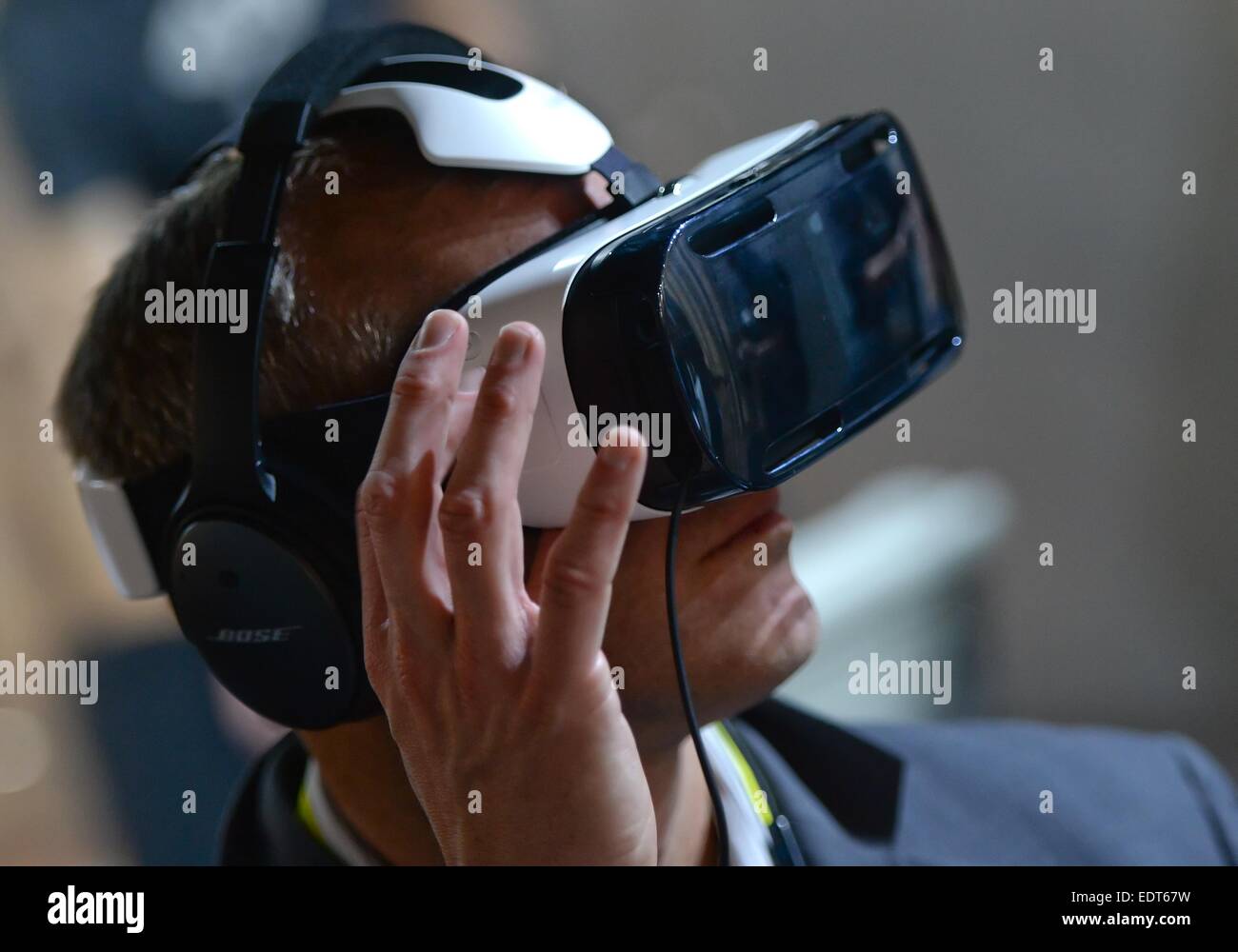 Las Vegas, Nevada, USA. 08th Jan, 2015. A man looks through Samsung's ...