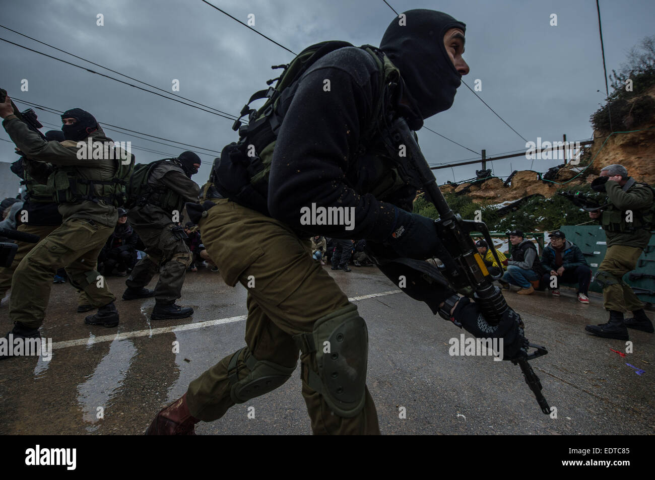 (150109) -- GUSH ETZION, Jan. 9, 2015 (Xinhua) -- Israeli instructors simulate a counter-terror operation for China's Hong Kong students and teachers during a military and counter-terror drill at 'Caliber 3' Israeli Counter Terror and Security Academy in Gush Etzion, south of Jerusalem, on Jan. 9, 2015. One hundred China's Hong Kong students and teachers started the four-day Techcacker Lab programme jointly organized by the Li Ka Shing Foundation and the Technion-Israel Institute of Technology. The Techcracker Lab programme is designed around the Hebrew word 'chutzpah', which means fearless an Stock Photo
