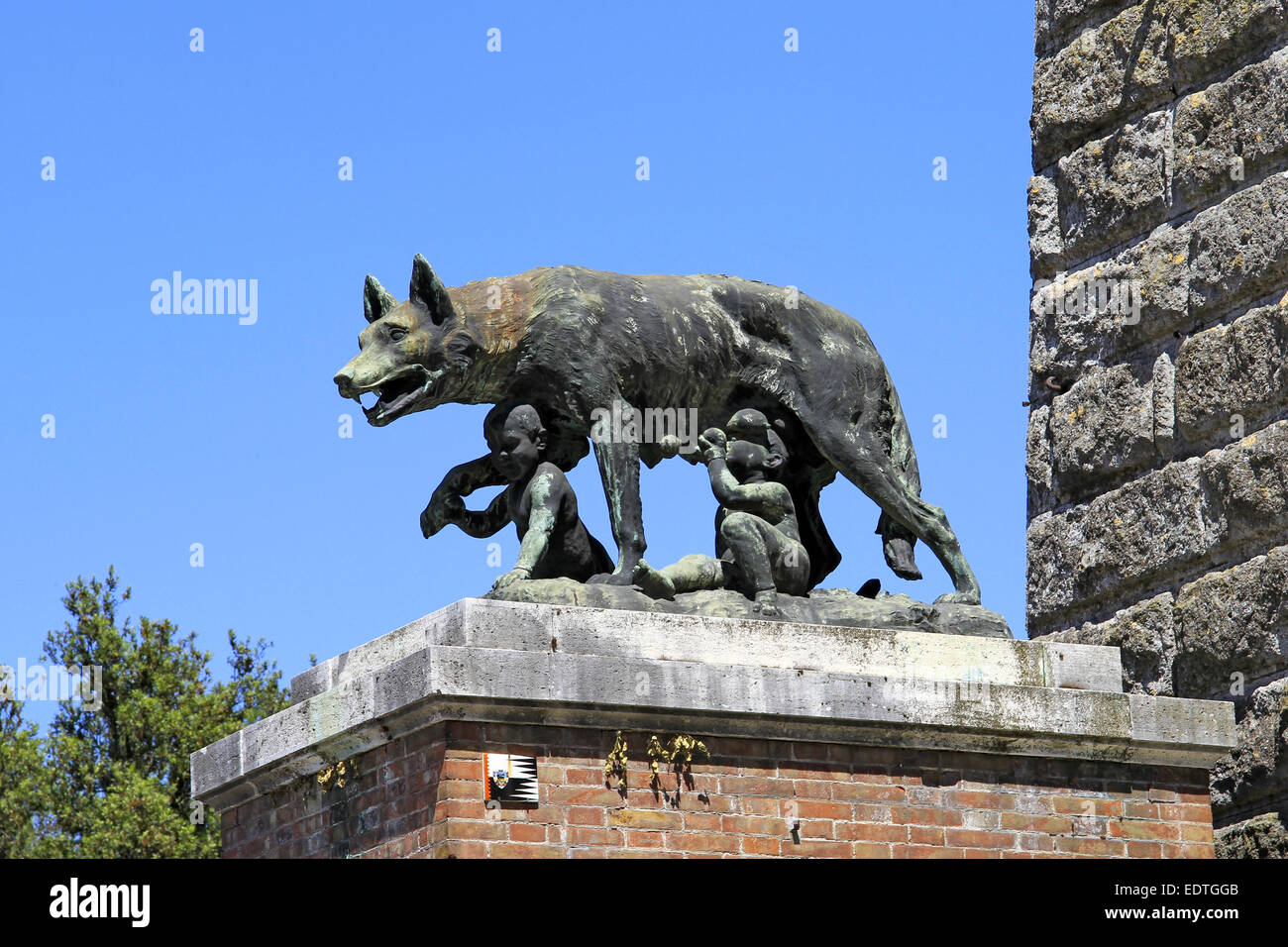 Italien, Toskana, Siena, Wölfin säugt Romulus und Remus, Stadtmauer,Italy, Tuscany, she-wolf suckling Romulus and Remus, the cit Stock Photo