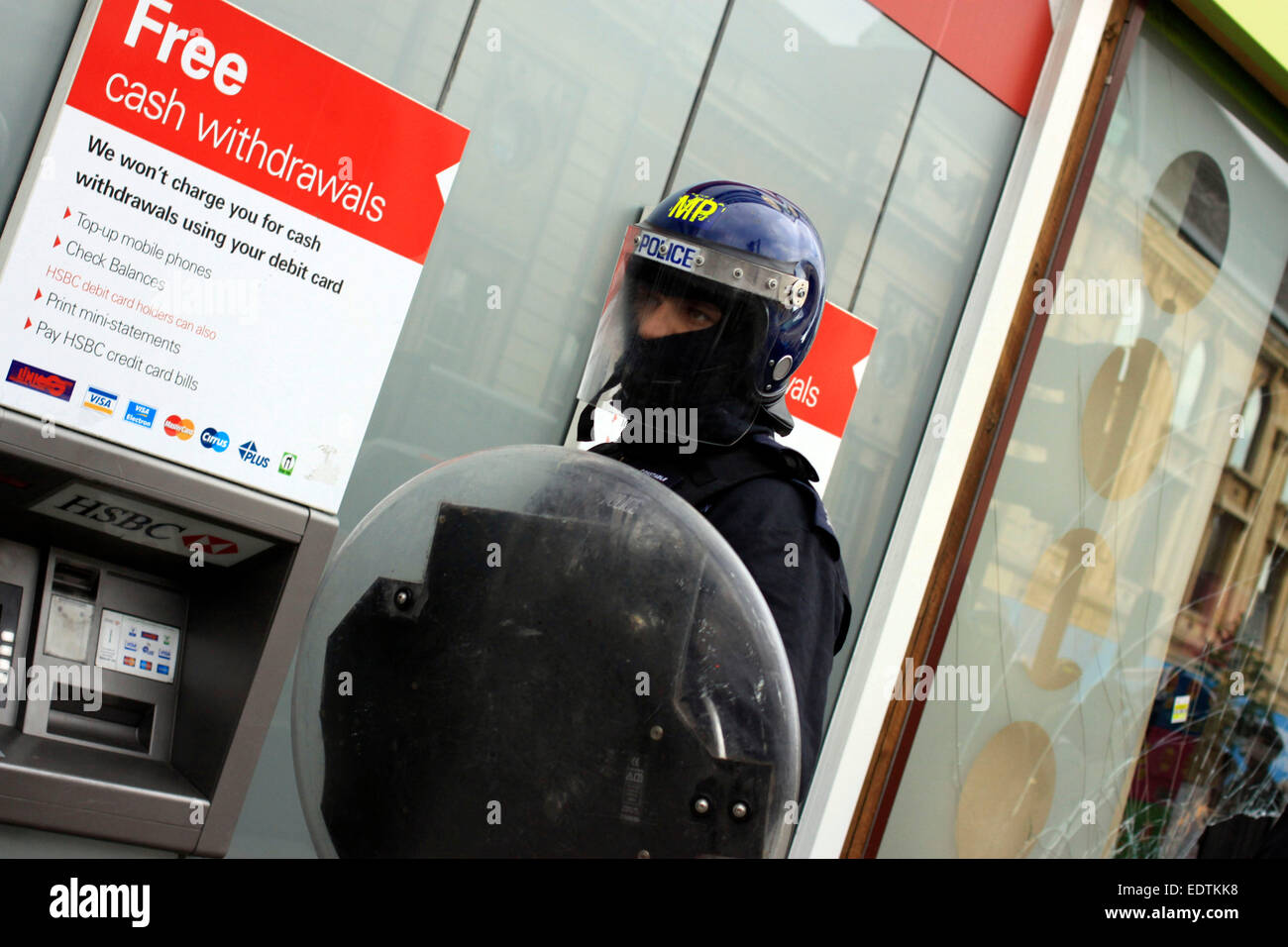 Riot policeman guarding a bank and shops in Hackney during the 2011 riots Stock Photo