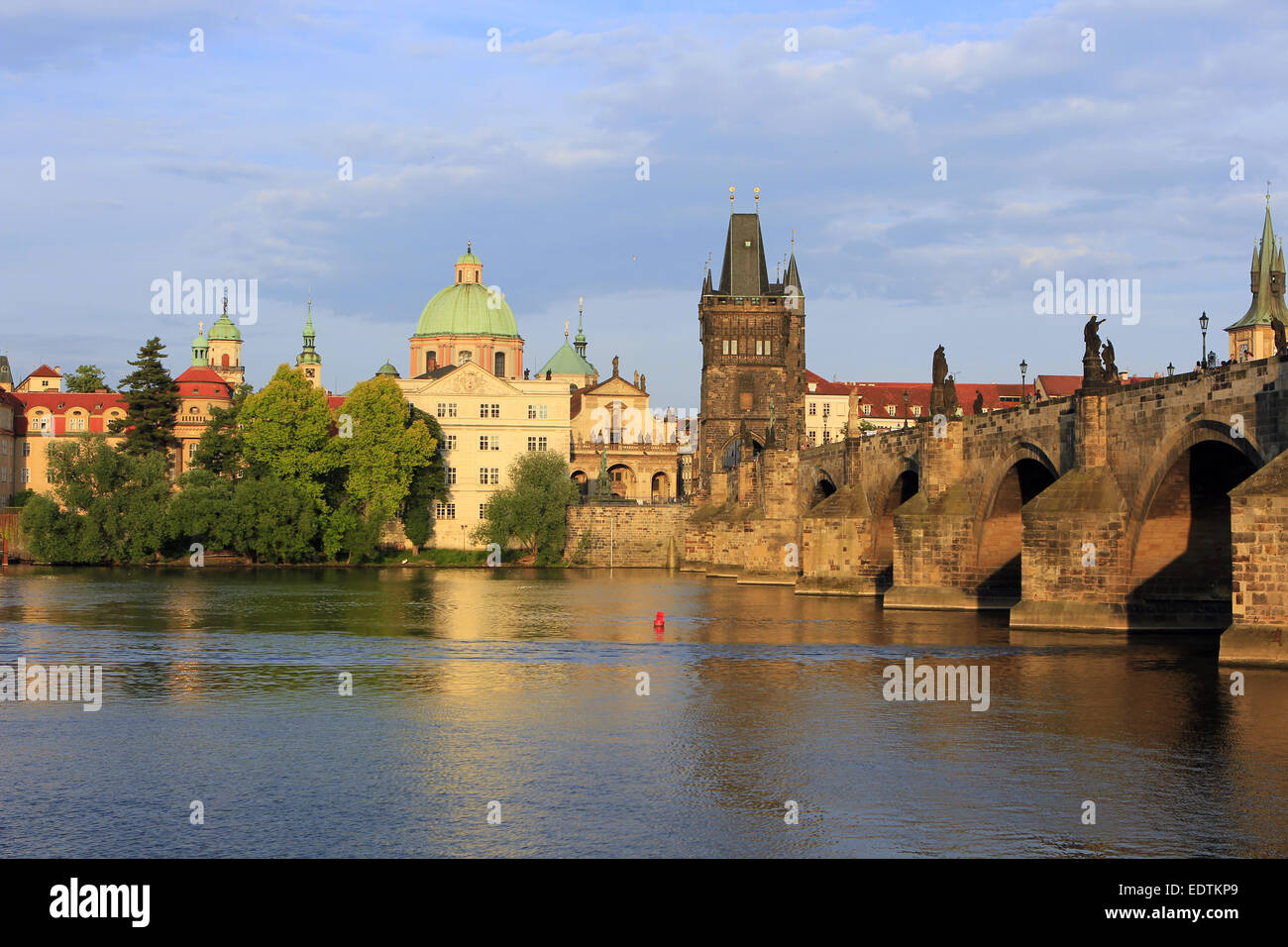 Tschechische Republik, Prag, Blick auf die Karlsbrücke an der Moldau, mit dem Altstädter Brückenturm,Czech Republic, Prague, vie Stock Photo