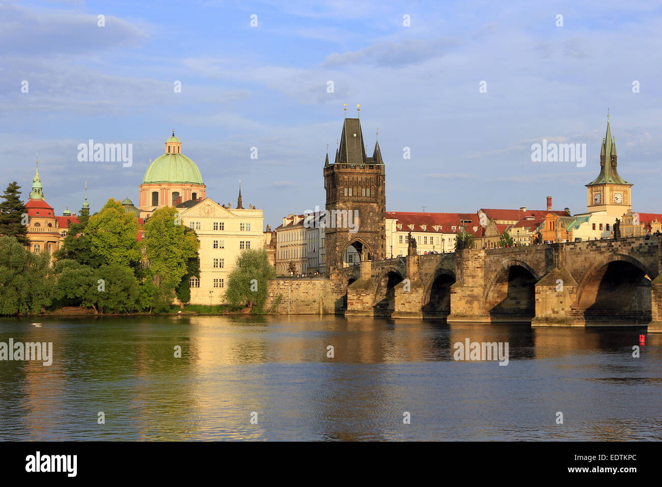 Tschechische Republik, Prag, Blick auf die Karlsbrücke an der Moldau, mit dem Altstädter Brückenturm,Czech Republic, Prague, vie Stock Photo