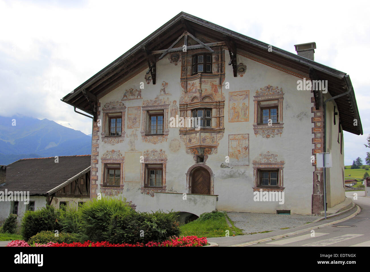 Mit Fresken bemaltes Haus in Ladis, Tirol, Österreich,Frescoed house in Ladis, Tyrol, Austria,ladis, austria, village, center, i Stock Photo