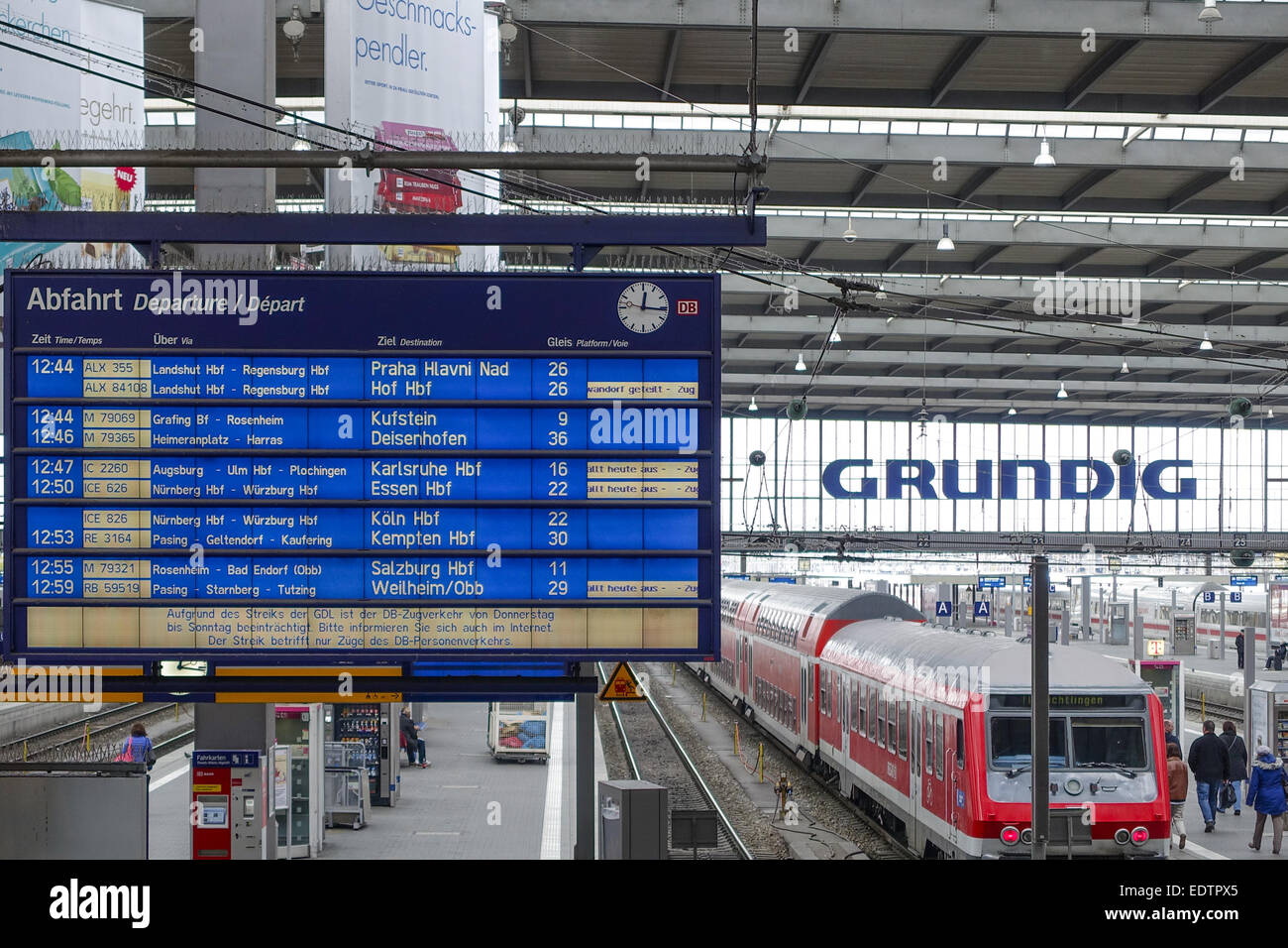 Anzeige in der Bahnhofshalle am Hauptbahnhof in München, während eines Streiks der GDL, Oberbayern, Bayern, Deutschland, Europa, Stock Photo