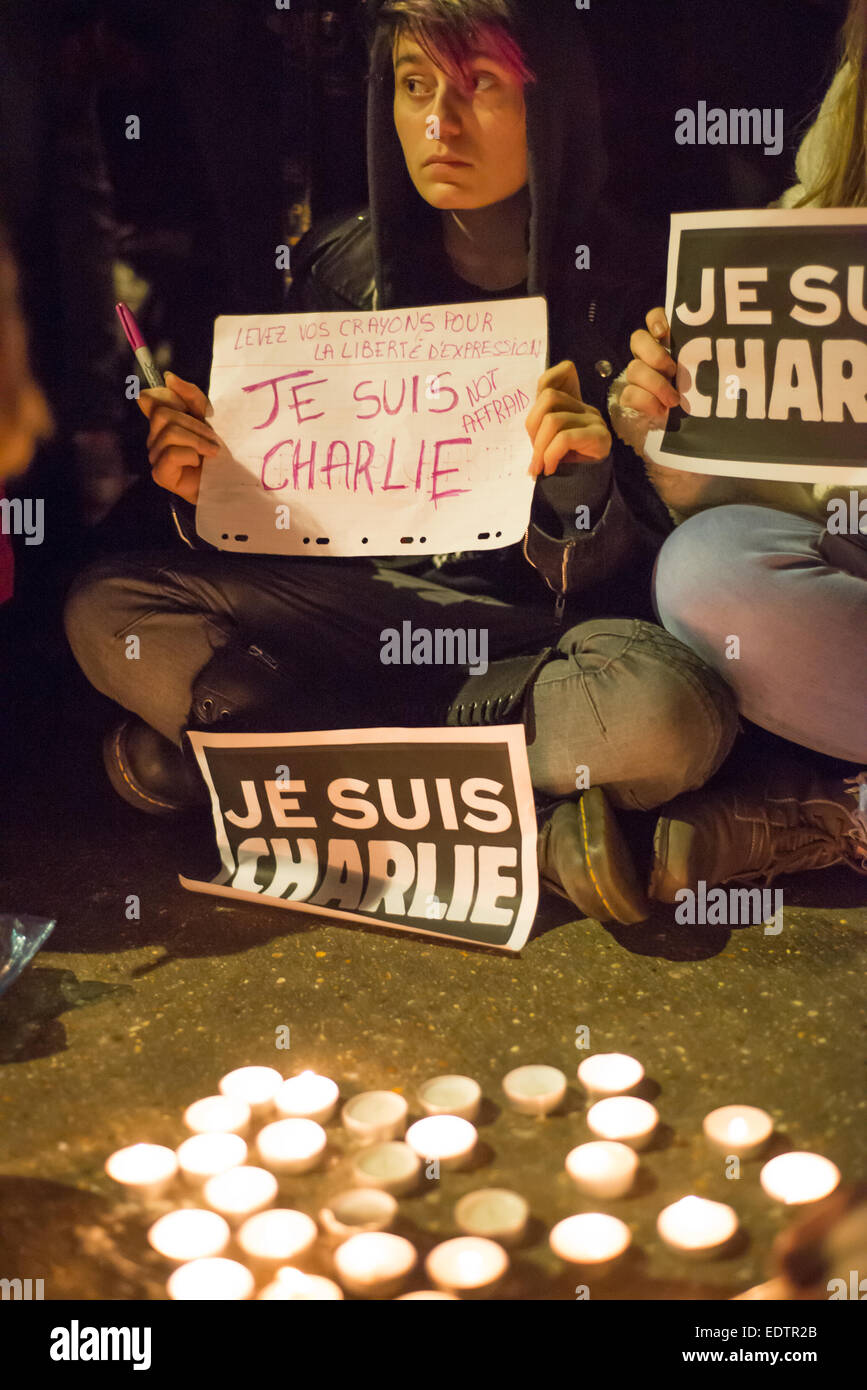 Cine Lumiere, South Kensington, London, UK. 9th January 2015. A vigil for the victims of the Charlie Hebdo massacre is held at the Cine Lumiere in South Kensington, London. Credit:  Matthew Chattle/Alamy Live News Stock Photo
