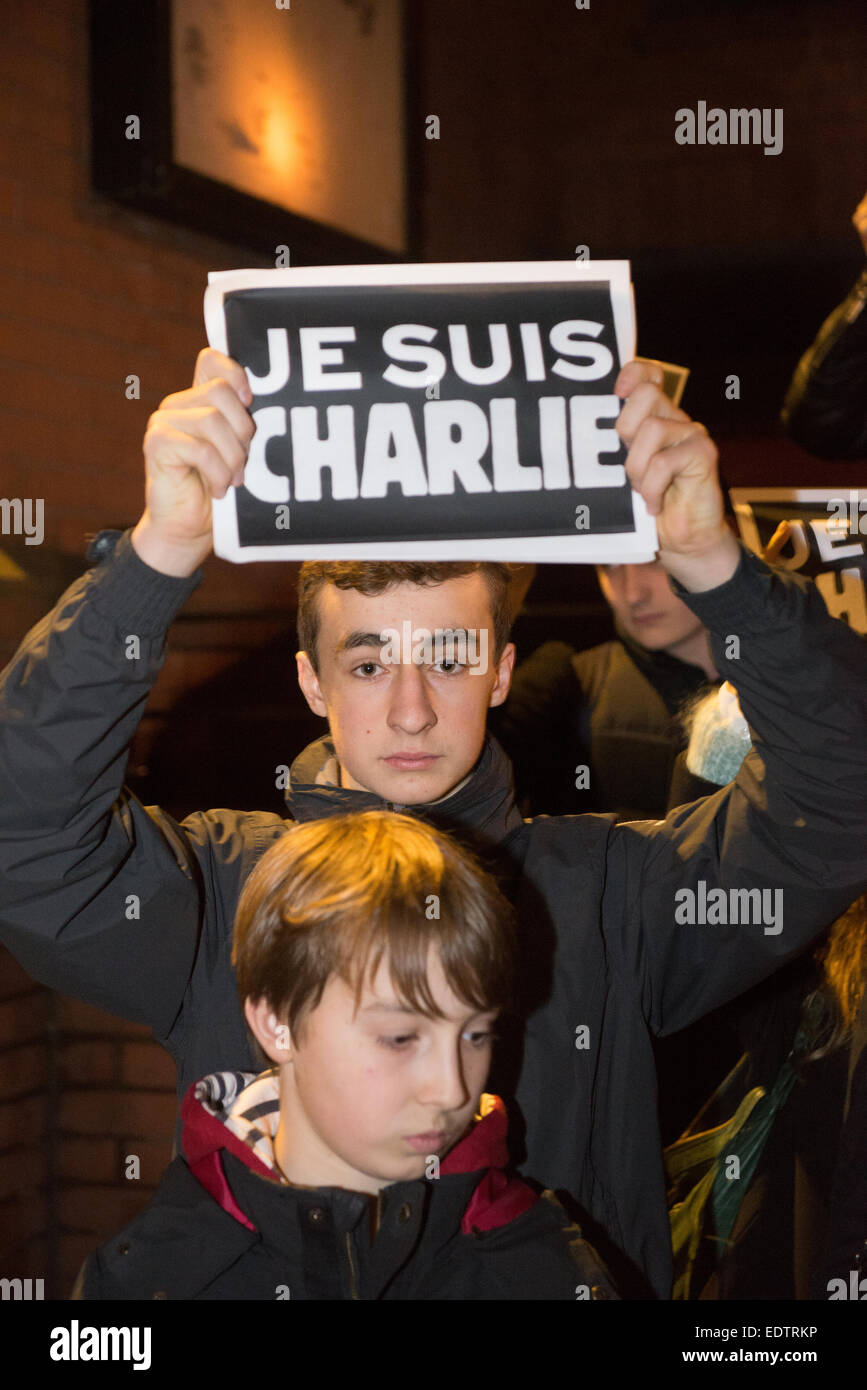 Cine Lumiere, South Kensington, London, UK. 9th January 2015. A vigil for the victims of the Charlie Hebdo massacre is held at the Cine Lumiere in South Kensington, London. Credit:  Matthew Chattle/Alamy Live News Stock Photo