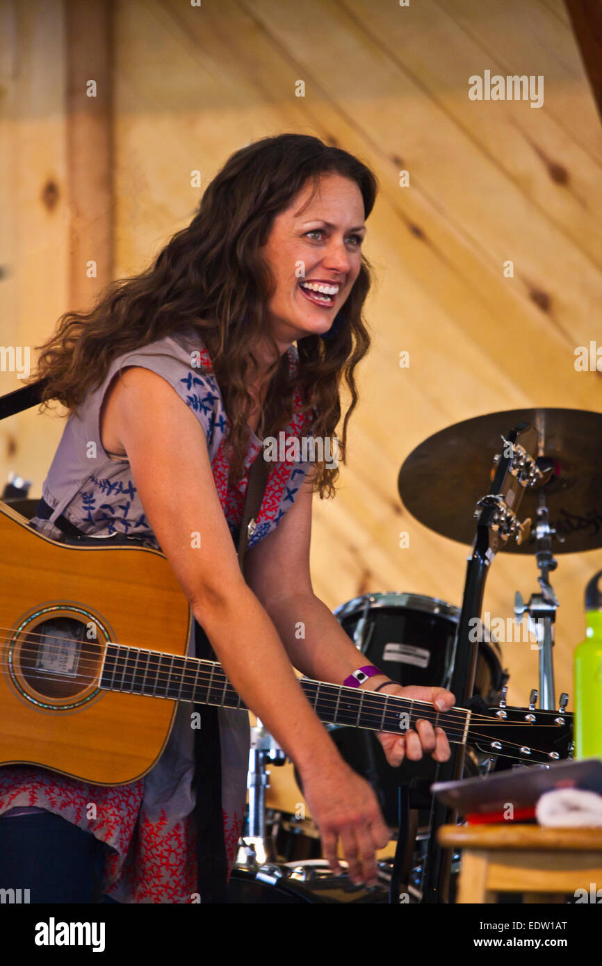 BETH WOOD performs with HEATHER MALONEY at the 2014 FOUR CORNERS FOLK FESTIVAL - COLORADO Stock Photo