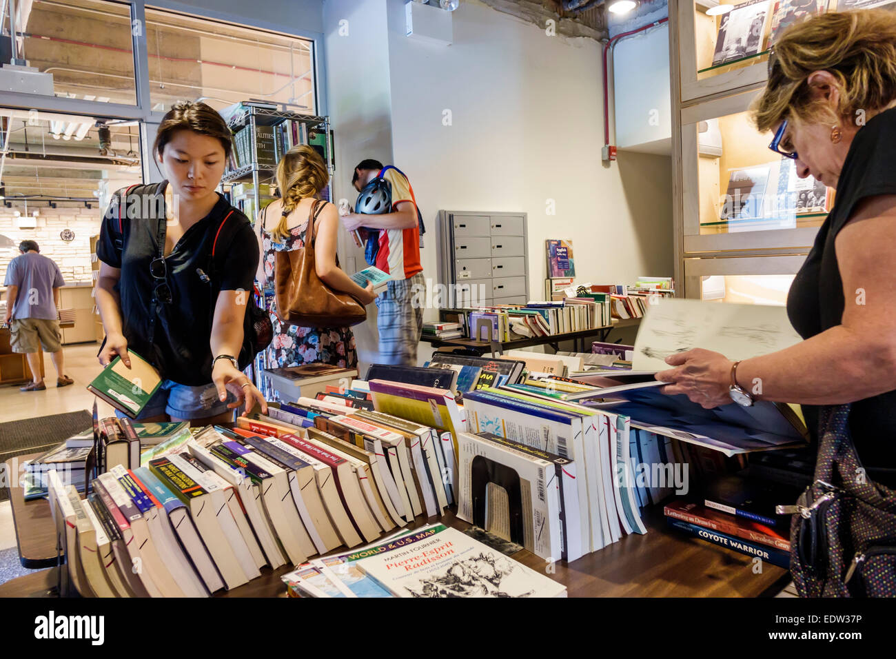 Chicago Illinois,Hyde Park,campus,University of Chicago,The Seminary Co-op Bookstores,college bookstore,interior inside,books,sale,textbooks,Asians te Stock Photo