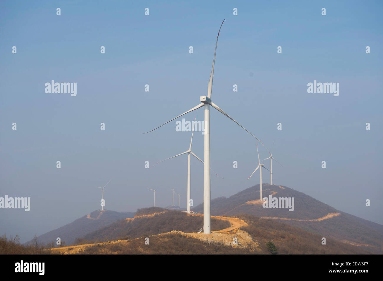 Hefei. 10th Jan, 2014. Photo taken on Jan. 10, 2014 shows the wind power generators in Quanjiao County, east China's Anhui Province. The total on-grid wind power capacity reached 1 billion kilowatt-hour till Dec. 2014. © Du Yu/Xinhua/Alamy Live News Stock Photo