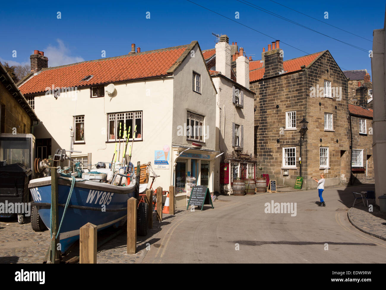Robin hoods bay pubs hires stock photography and images Alamy