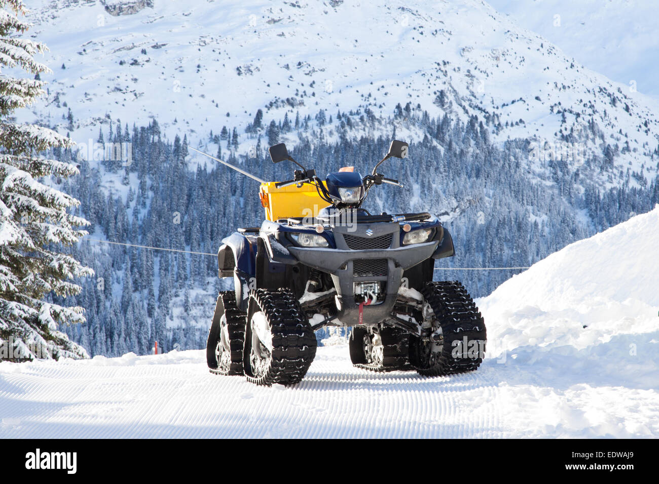 Mit Schnee Bedeckter Kfz-Spiegel Aus Schmelzenden Schneeflocken Stockbild -  Bild von abgedeckt, schneefälle: 237151117