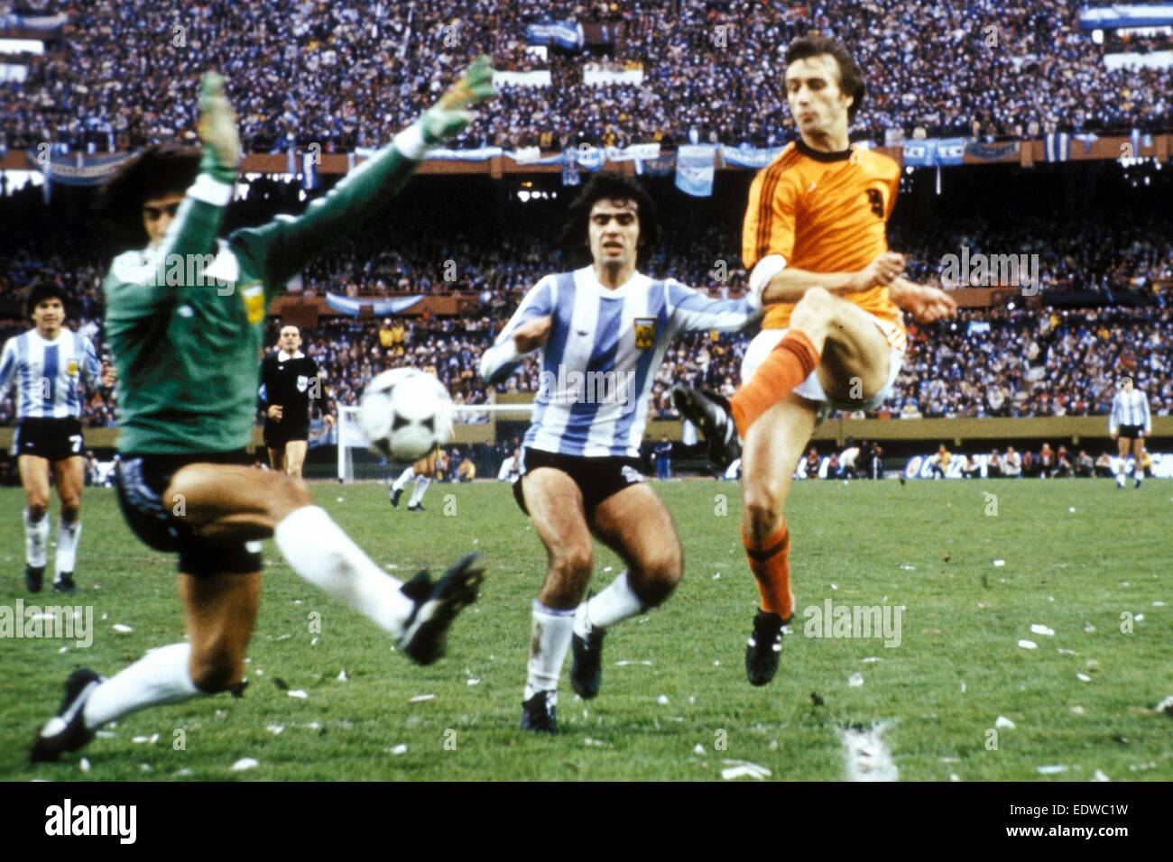 25.06.1978 Rob Rensenbrink (Holland) challenges goalie Ubaldo Fillol and Daniel Bertoni (Argentina). Buenos Aires Argentina versus Holland finished 3:1 Stock Photo