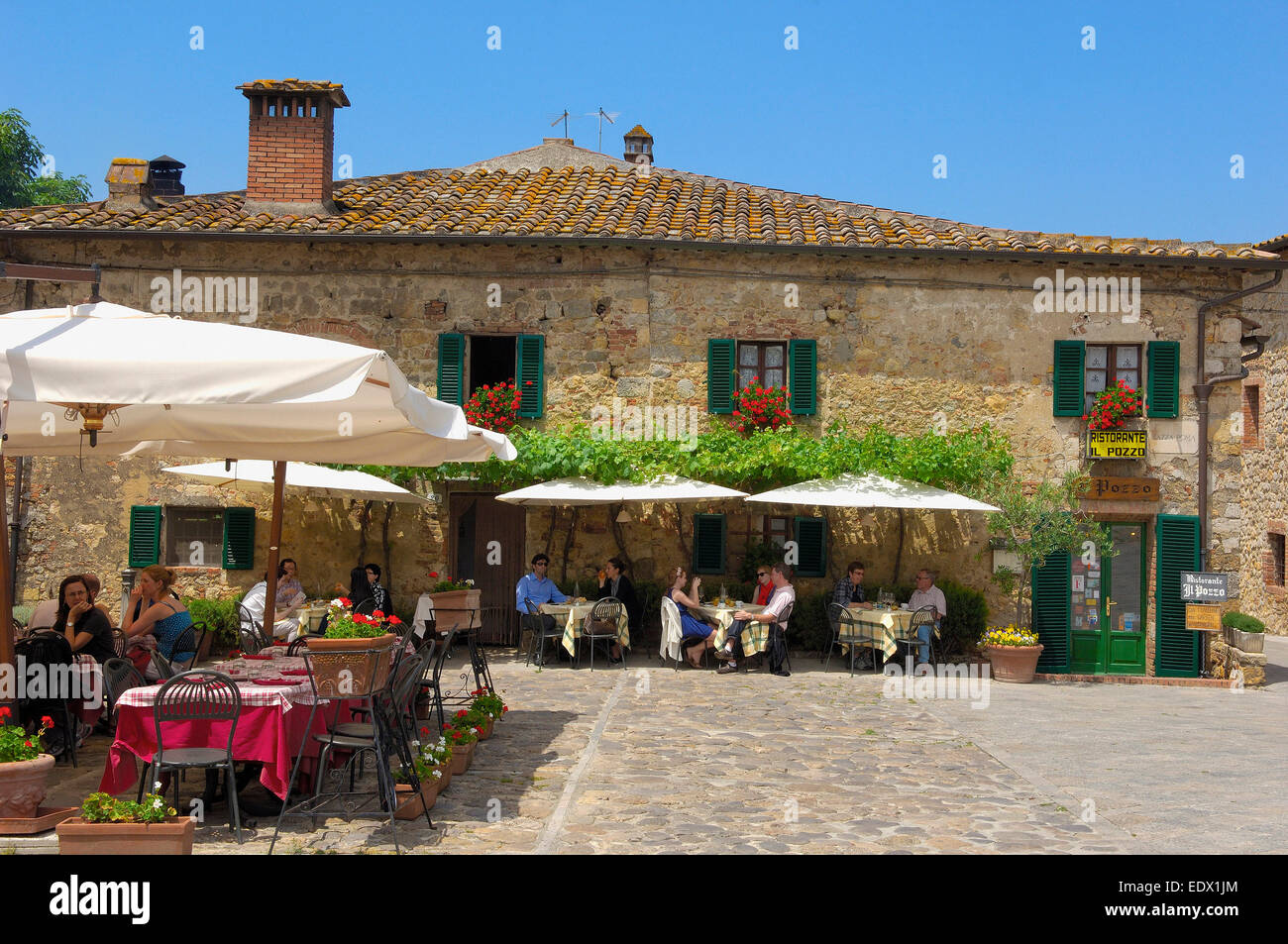 Monteriggioni restaurant hi-res stock photography and images - Alamy