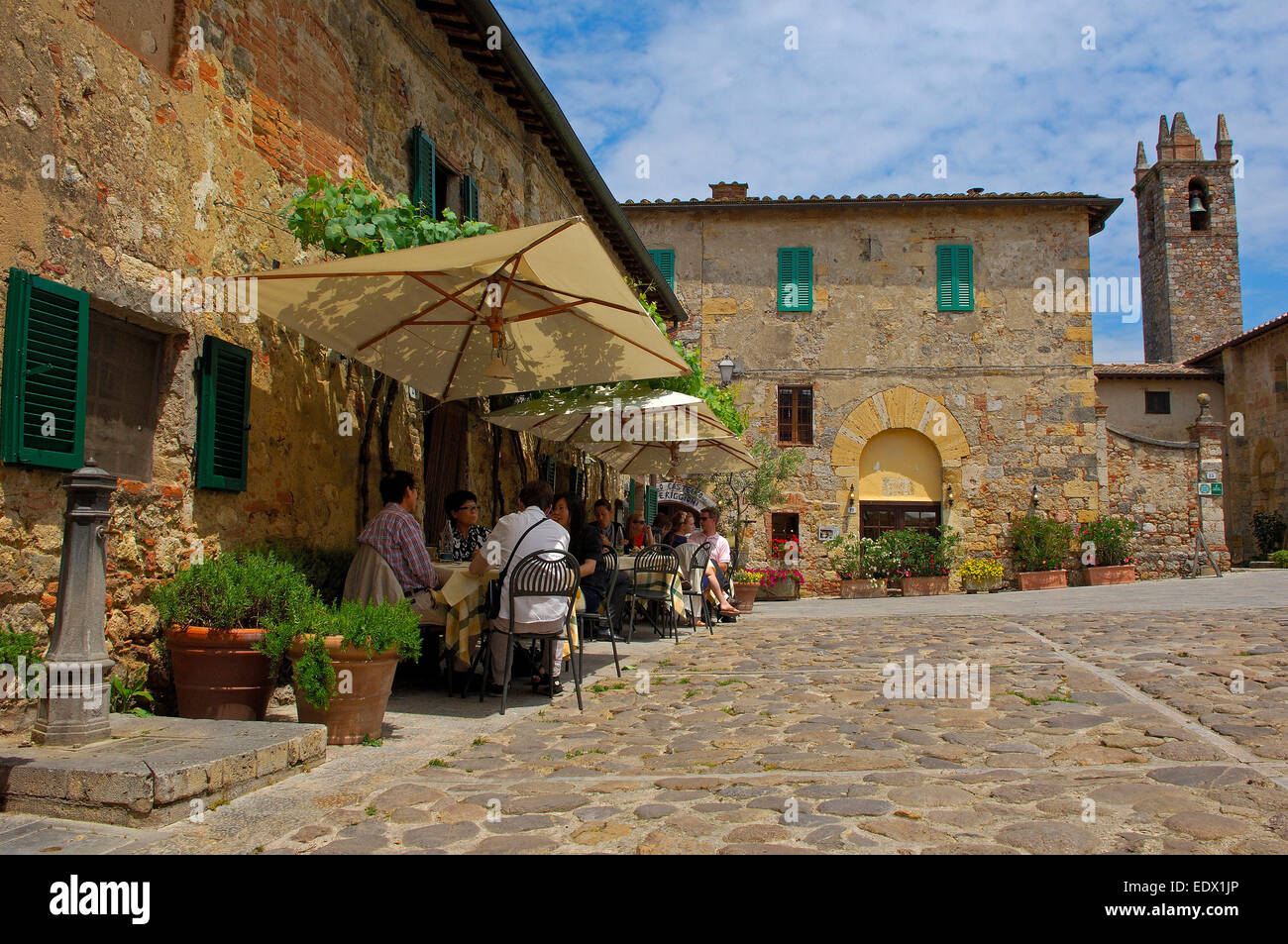 Monteriggioni restaurant hi-res stock photography and images - Alamy