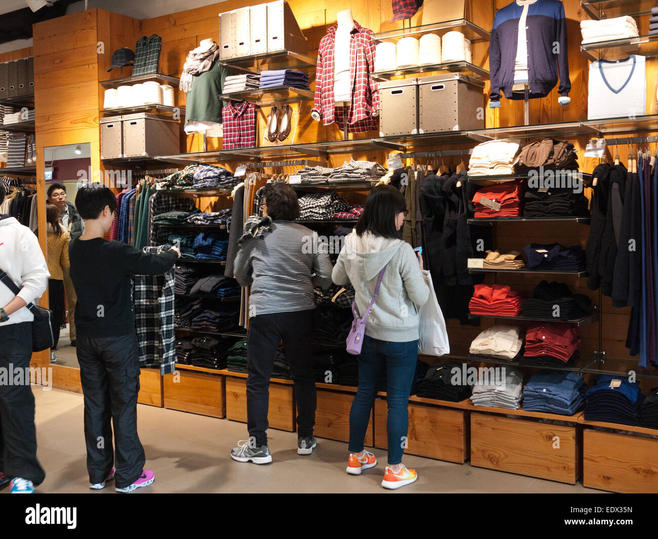 Hong Kong 2015 - People shopping shop clothes Stock Photo