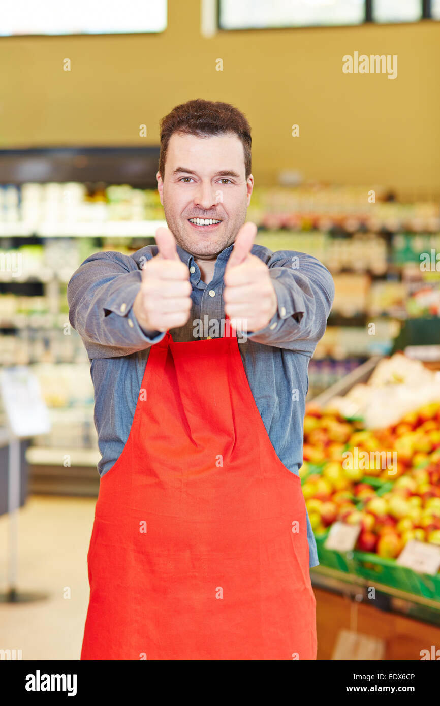 Консультант в магазине. Работники магазина. Продавец показывает лампу. Продавец показывал. Продавец показывал.