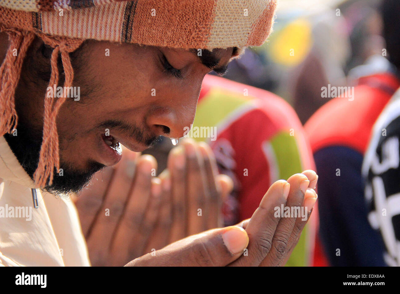 Tongi, Bangladesh. 11th January, 2015. A Bangladeshi Muslim participates in Akheri Munajat, or last prayers, at the conclusion of the Biswa Ijtema or World Muslim Congregation at Tongi, some 30 kms north of Dhaka January 11, 2015. Muslims joined a prayer on the banks of a river in Bangladesh as the world's second largest annual Islamic congregation ended. Stock Photo